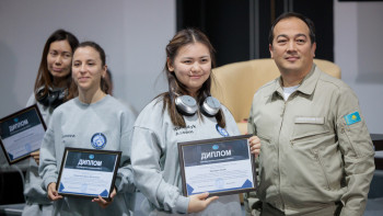 Фотография к новости: Қазақстандық үш қыз “ғарышқа” 10 күнге барып келді