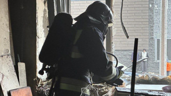 Фотография к новости: Қарағандыда жанып жатқан үйден 33 адам құтқарылды