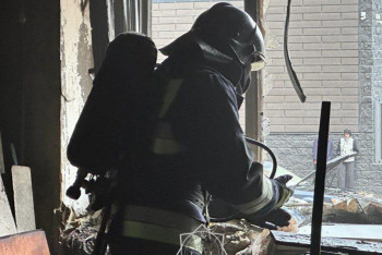 Фотография к новости: Қарағандыда жанып жатқан үйден 33 адам құтқарылды