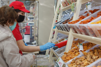 Фотография к новости: Сақтықта қорлық жоқ: дүкендегі өнімді таңдауда неге мән беру керек?