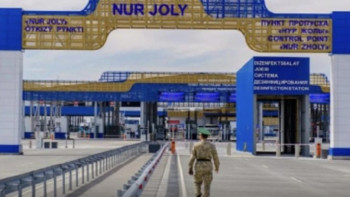 Фотография к новости: Қазақстан мен Қытай шекарасында жүк көліктерінің ұзынсонар кезегі пайда болды