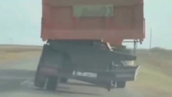 Фотография к новости: Қауіпті сәт: Үш дөңгелекті КамАЗ көлік жүргізушілерін шошытты