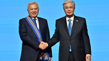 Фотография к новости: Қасым-Жомарт Тоқаев қоғам қайраткері Вагит Алекперовті І дәрежелі "Барыс" орденімен марапаттады