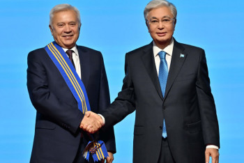 Фотография к новости: Қасым-Жомарт Тоқаев қоғам қайраткері Вагит Алекперовті І дәрежелі "Барыс" орденімен марапаттады