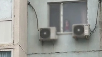 Фотография к новости: "Терезені ашып, москит торына сүйеніп тұрған": Атырауда жалғыз қалған 4 жасар бүлдіршін құтқарылды