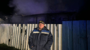 Фотография к новости: ШҚО-да көршісі өртеніп жатқан үйден екі баланы аман алып шықты