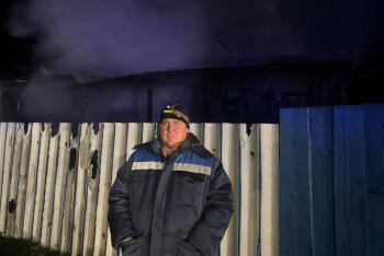 Фотография к новости: ШҚО-да көршісі өртеніп жатқан үйден екі баланы аман алып шықты