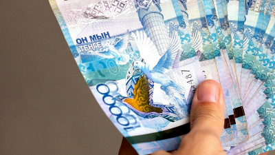 Жұмыс істеп жүріп жәрдемақы алған азамат ақшаны қайтаруға міндеттелді