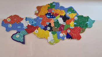 Фотография к новости: Астаналық оқушылар 400 қақпақтан Қазақстан картасын жасады