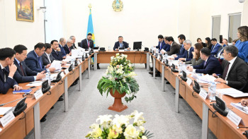 Фотография к новости: Мәжіліс депутаттары астық тасымалдау мәселелерін талқылады