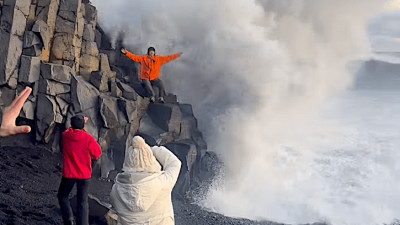 Фотоға түсіп тұрған туристерді жағалаудағы дауылды толқын шайып кетті