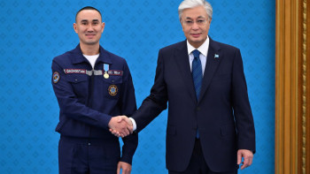 Фотография к новости: Президент бір топ құтқарушыны мемлекеттік наградалармен марапаттады