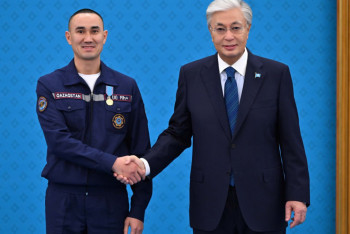 Фотография к новости: Президент бір топ құтқарушыны мемлекеттік наградалармен марапаттады