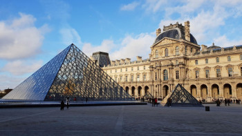 Фотография к новости: Әйгілі Луврдан Наполеонның зергерлік бұйымдарын ұрлап кетті