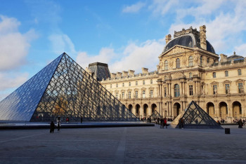 Фотография к новости: Әйгілі Луврдан Наполеонның зергерлік бұйымдарын ұрлап кетті