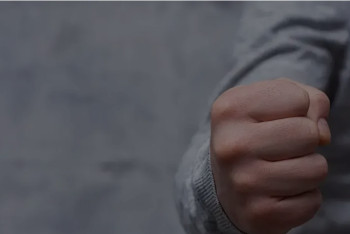 Фотография к новости: Павлодарда оқушы ескерту жасаған мұғалімнің алқымынан алған