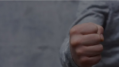 Павлодарда оқушы ескерту жасаған мұғалімнің алқымынан алған