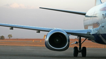 Фотография к новости: Әуеде Boeing 737 ұшағының алдыңғы әйнегі жарылып кетті