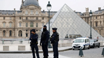 Фотография к новости: Макрон Луврдан ұрланған зергерлік бұйымдардың табылатынына сендірді