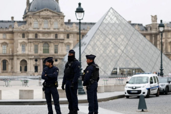 Фотография к новости: Макрон Луврдан ұрланған зергерлік бұйымдардың табылатынына сендірді