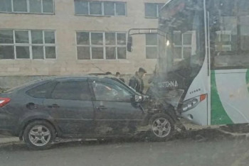 Фотография к новости: Петропавлда автобус пен жеңіл көлік соқтығысып, екі адам жарақат алды