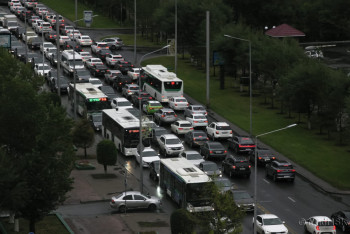 Фотография к новости: Көлік көп, жол тар: Астаналықтардың кептеліске қанша уақыт құртатыны белгілі болды