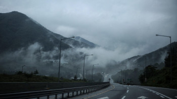 Фотография к новости: Тұман мен көктайғақ басталады: Полиция жолдағы қауіпті ескертеді