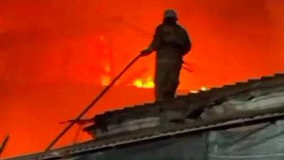 Алматыда әкімшілік ғимарат өртеніп жатыр