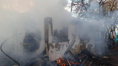 Әкесі мен ұлы өртеніп жатқан үйдің балаларын құтқарып қалды
