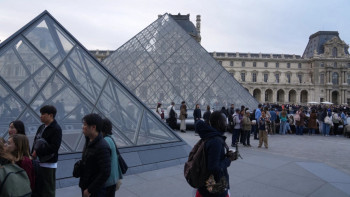 Фотография к новости: 88 миллион еуро тұратын жәдігерлер ұрланған Лувр қайта ашылды