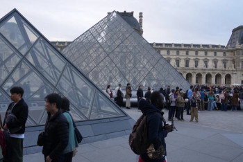 Фотография к новости: 88 миллион еуро тұратын жәдігерлер ұрланған Лувр қайта ашылды