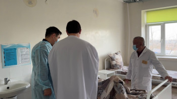 Фотография к новости: Ақтөбедегі жол апаты: Өңір басшысы зардап шеккендердің жағдайын білу үшін ауруханаға барды