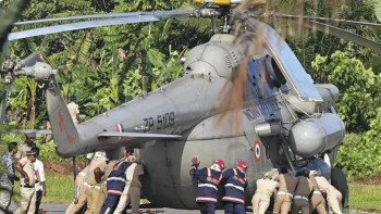 Фотография к новости: Үндістан президенті мінген тікұшақ әлі қатпаған бетонға жабысып қалды