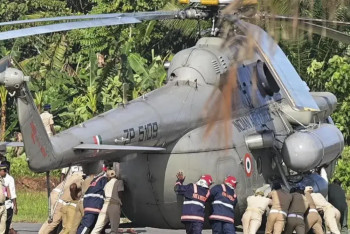 Фотография к новости: Үндістан президенті мінген тікұшақ әлі қатпаған бетонға жабысып қалды