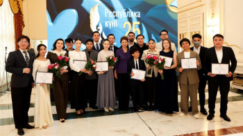 Фотография к новости: Республика күні қарсаңында 18 дарынды өнерпаз марапатталды