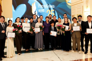 Фотография к новости: Республика күні қарсаңында 18 дарынды өнерпаз марапатталды