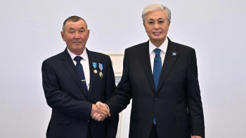 Фотография к новости: "Еңбегіміз еленді" – СҚО механизаторын Президент марапаттады