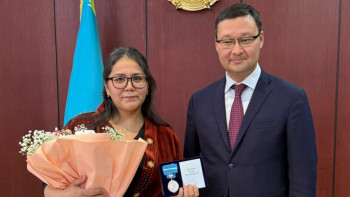 Фотография к новости: Елордада батыр аналарға "Алтын алқа" мен "Күміс алқа" табысталды