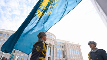 Фотография к новости: Президент Мемлекеттік ту көтеру рәсіміне қатысты