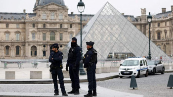 Фотография к новости: Луврды тонау ісін жүзден астам тергеуші жүргізіп жатыр