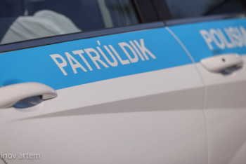 Фотография к новости: "Көлік қарсы жолаққа шығып кетіп бара жатты": Бурабайда екі полицей үш адамды өлімнен құтқарып қалды