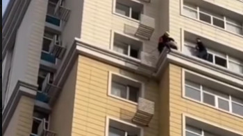 Фотография к новости: Құтқарушылар 15 қабаттан секірмек болған қызды құтқарды