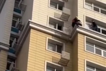 Фотография к новости: Құтқарушылар 15 қабаттан секірмек болған қызды құтқарды