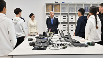 Фотография к новости: Тоқаев шығармашылық-инновациялық академияның қызметімен танысты