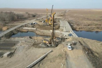 "Қандыағаш – Ырғыз" тас жолында су тасқынынан зақымданған көпір қайта жөнделіп жатыр