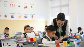 Фотография к новости: Мұғалімнің сағатын бөлу мәселесі: Асхат Аймағамбетов пікір білдірді