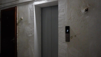 Фотография к новости: Астанада мас ер адам лифт шахтасына құлап, тағы бір тұрғын ішінде қысылып қалды