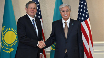 Фотография к новости: Қасым-Жомарт Тоқаев америкалық сенаторды "Достық" орденімен марапаттады