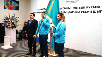 Фотография к новости: Министр  XXV жазғы Сурдлимпиада қарсаңында ұлттық құрамаға Мемлекеттік Туды табыс етті