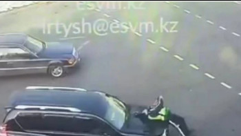 Фотография к новости: Алматыда жол қозғалысын реттеп тұрған полицейді көлік қағып кетті